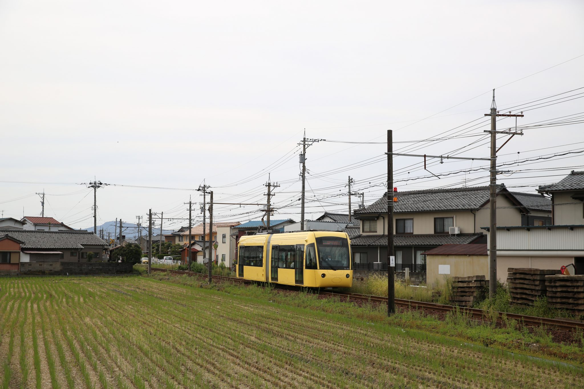 Fukui. Moderne lagevloertram op interlokale tramlijn, bijna een spoorlijn