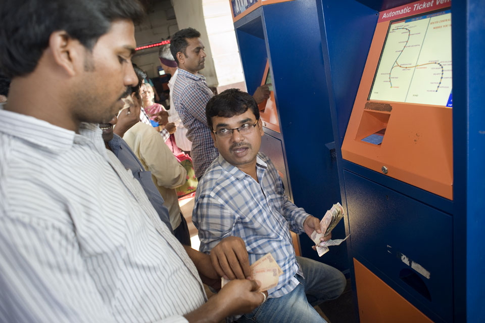 Kaartjesautomaat op station Hyderabad.