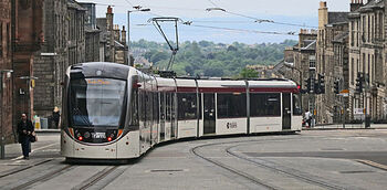 Na jaren strijd ríjdt de tram van Edinburgh