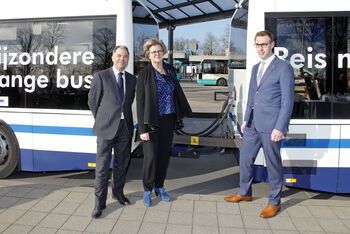 Arriva rijdt met aanhanger achter bus