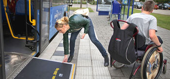 Rolstoelers soms nog geweigerd op de bus