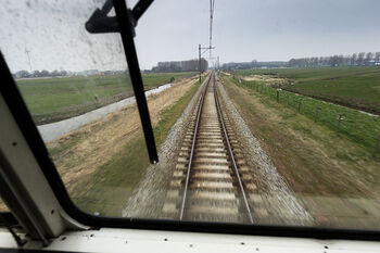 Roodgrijs eiland in geelblauwe zee