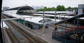 Nieuwe spoortunnel station Zwolle. De oude kap van het station met op de voorgrond de nieuwe verkapping van de perronopgang.