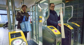 NS sluit poortjes op laatste grote stations