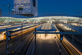 Dak van Utrecht Centraal golft over het ov