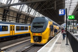 ‘Laat luchtreizigers meebetalen aan het ov’